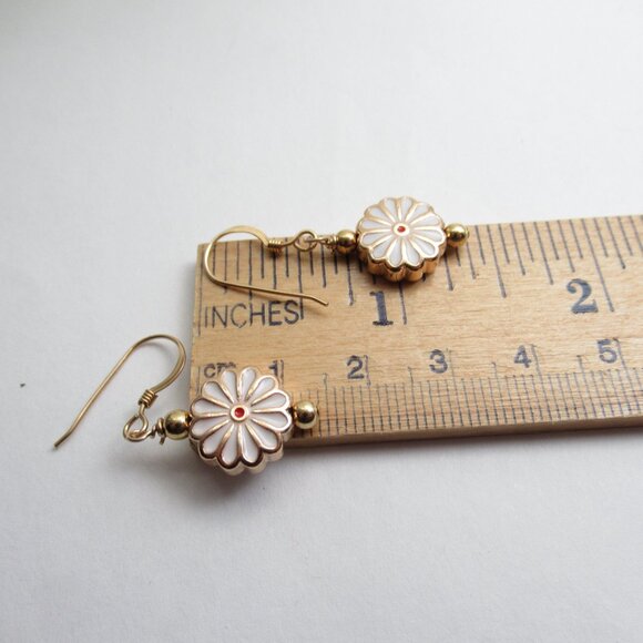Enamel Daisy flower earrings - Picture 7 of 7